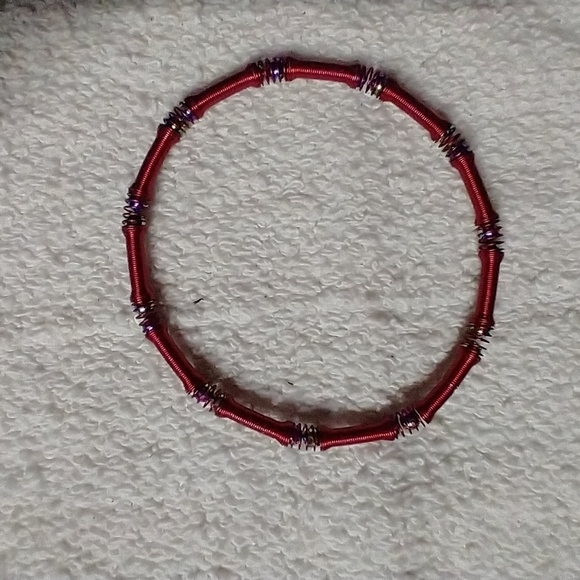 Red spring stretch bangle bracelet - Picture 1 of 4